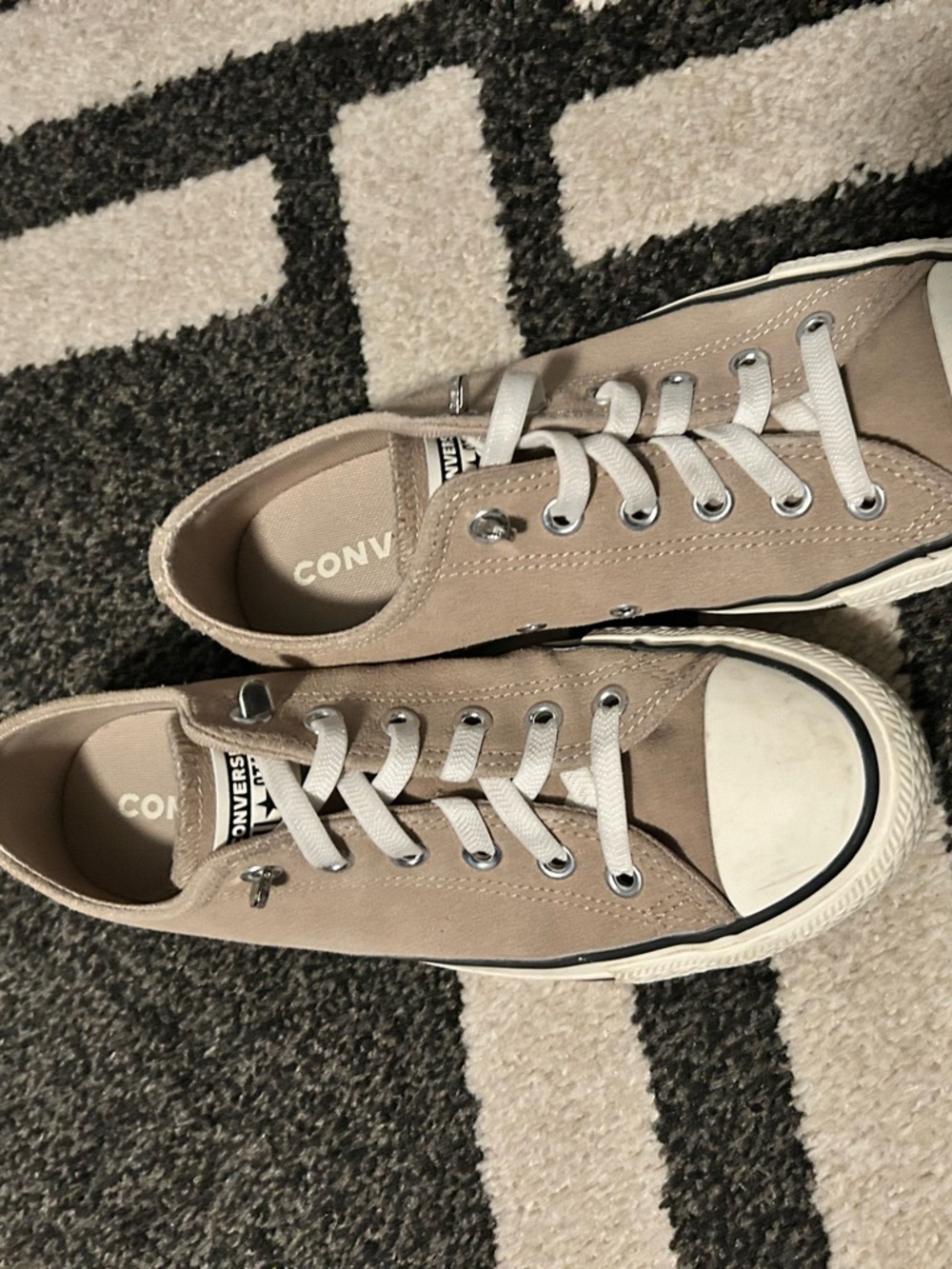 Converse Low Top suedebSneakers in Taupe and White